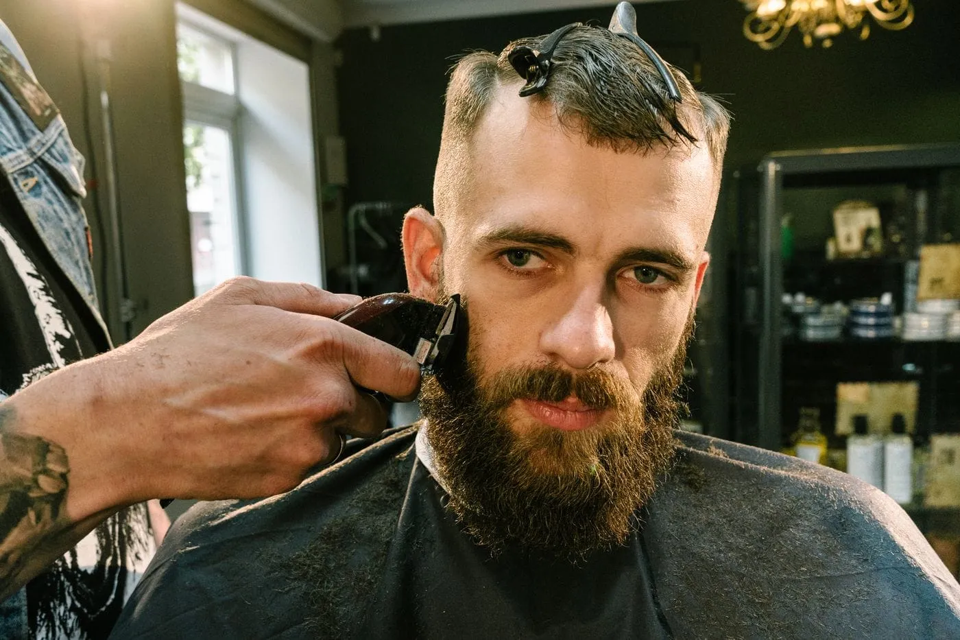 Corte de cabello y barba con máquina