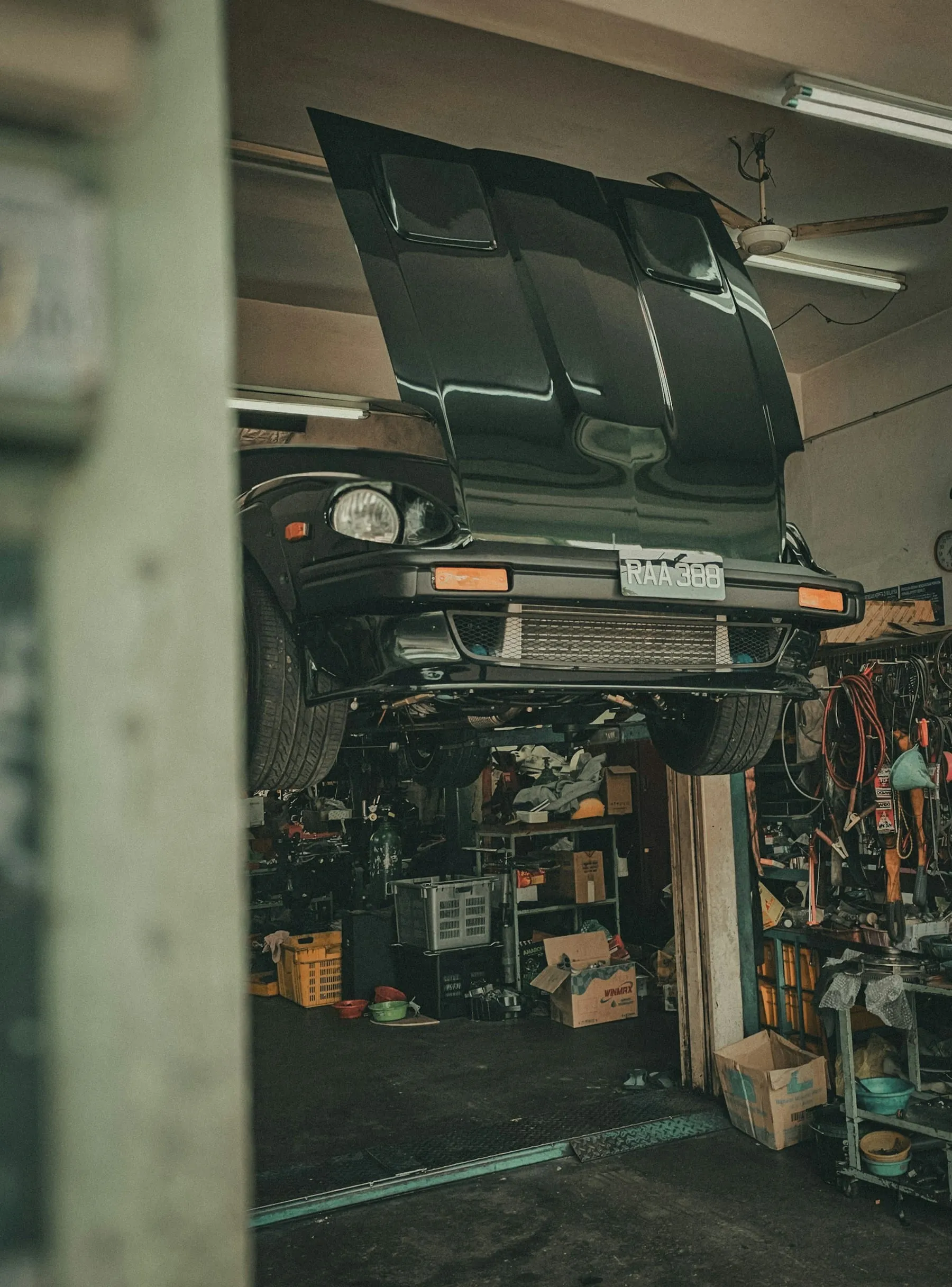 Un auto en el elevador del taller