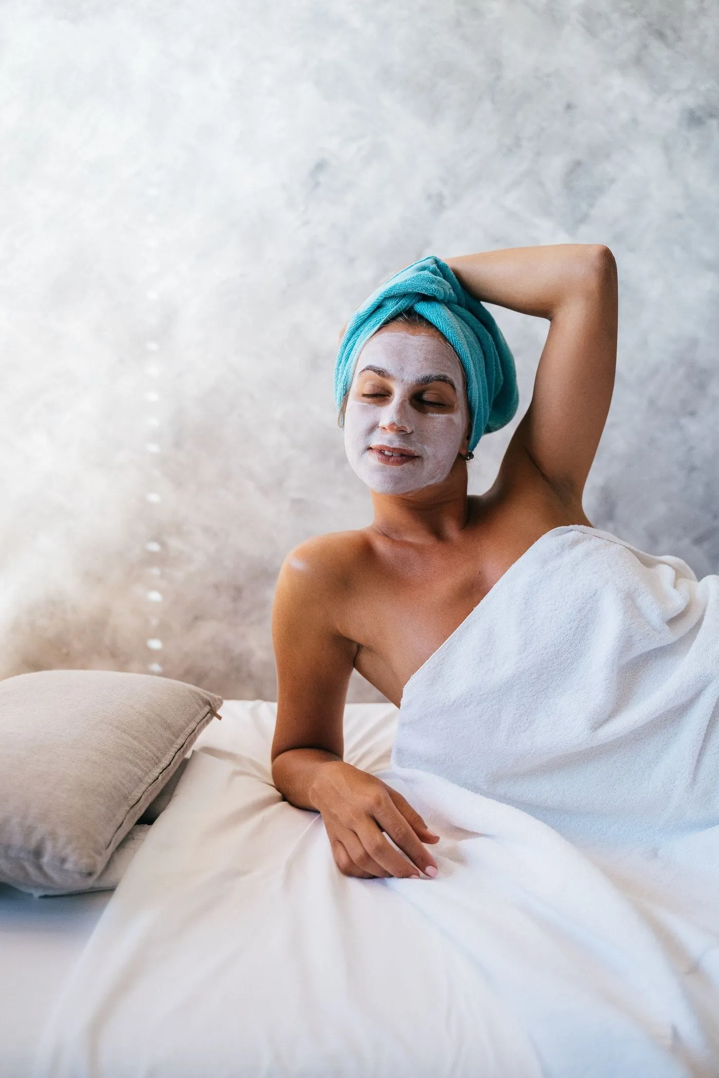 Mujer relajada con mascarilla facial