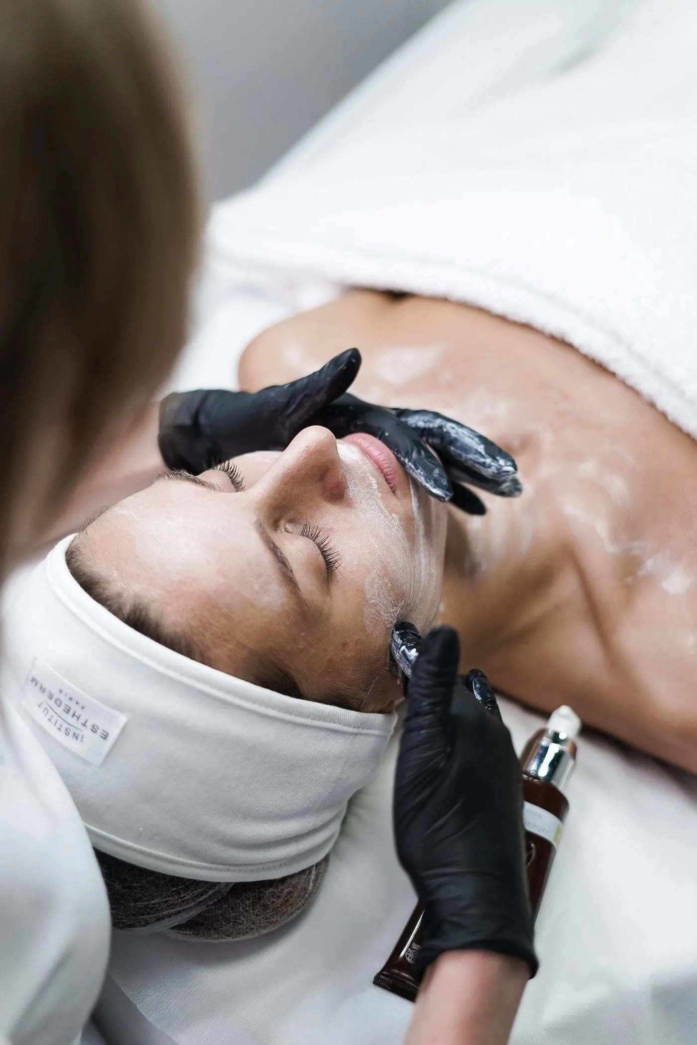 Limpieza facial con productos en un cuarto tranquilo