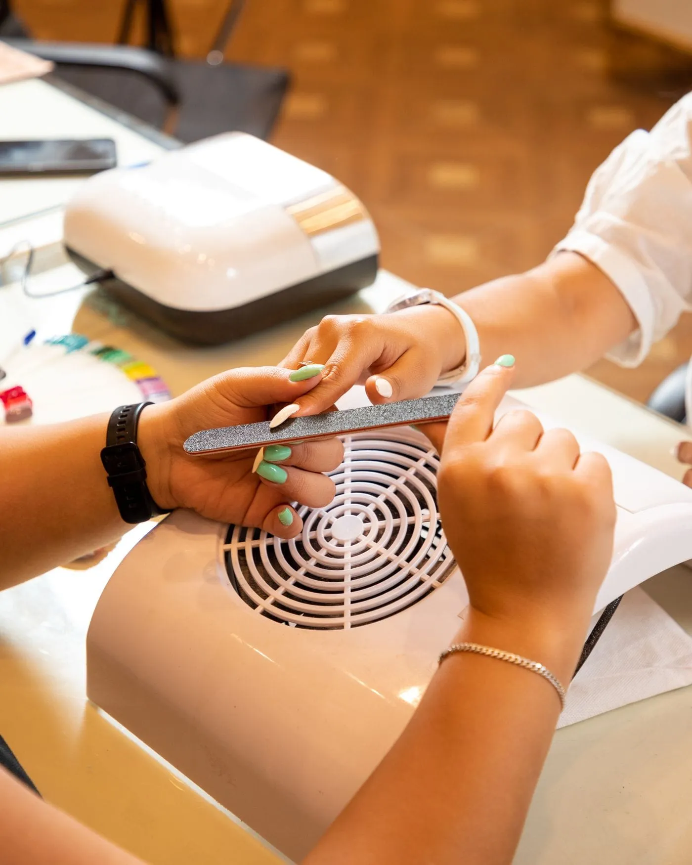 Esmaltado de uñas con luz y lámpara