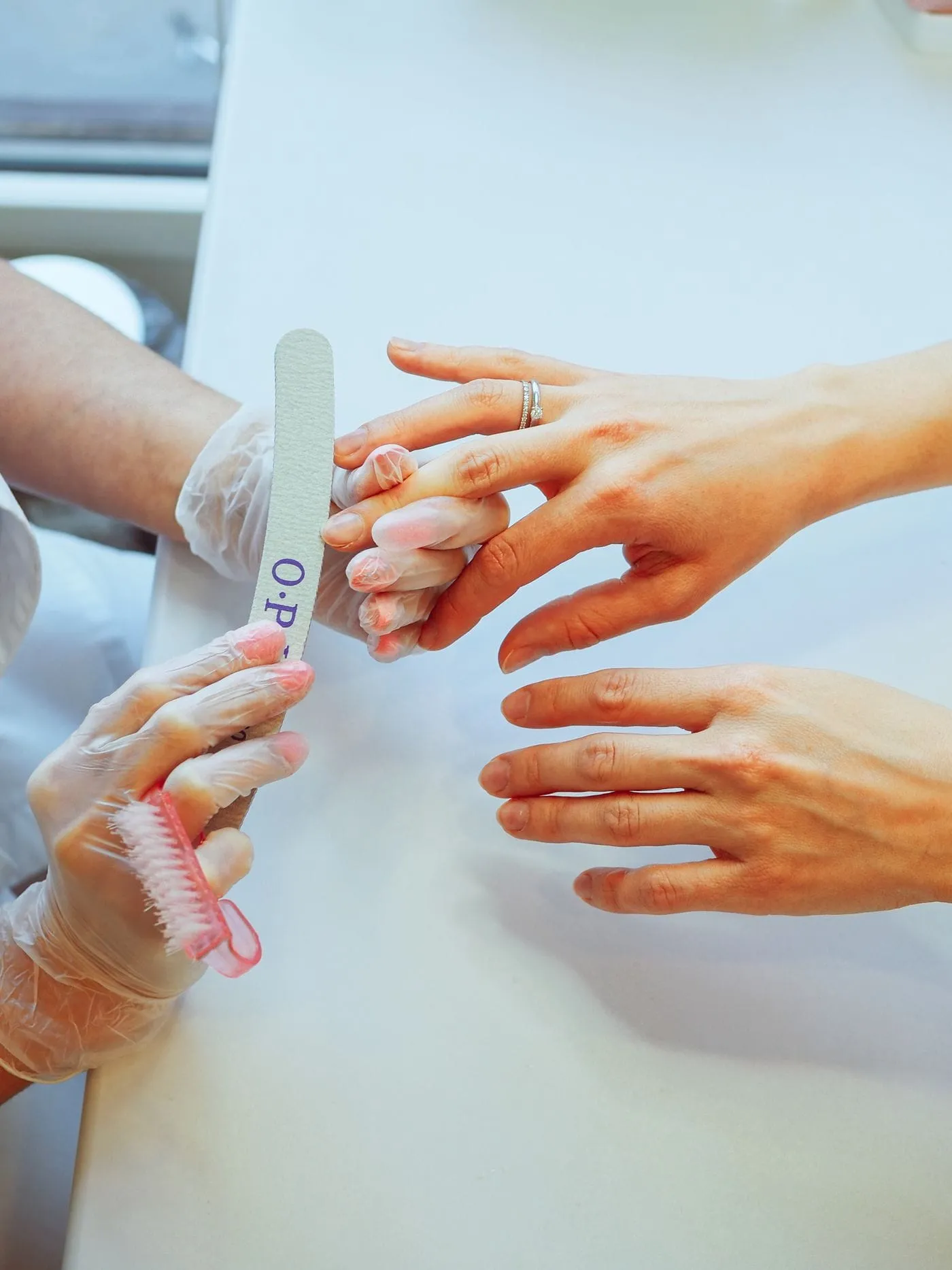 Limado de uñas en una manicura