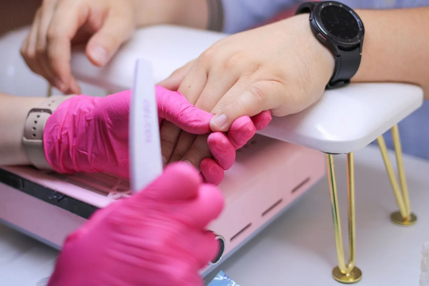 Manicura con esmaltado en una mesa de trabajo